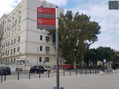 S� perch� una delibera interna del 19 marzo 2019 (che ha recepito il decreto legislativo n.6 del 12/1/2016) ha disposto il divieto di fumare non solo all�interno dei reparti, ma anche fuori da essi, ovvero nei cortili, nei viali e nei giardini che circondano i padiglioni